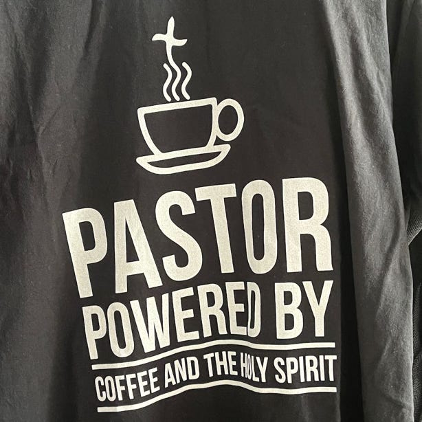 T-shirt "Pastor powerd by Coffee and the holy spirit" - Geschnek nach der Jugendfahrt